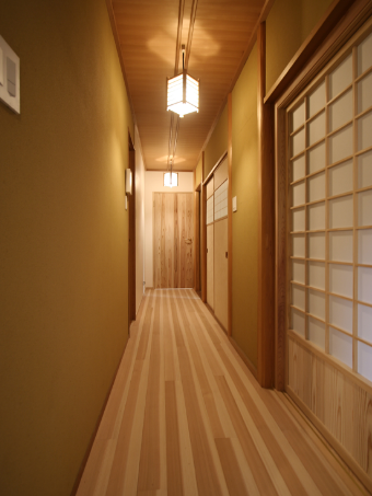 玄関の廊下は柾目の杉
