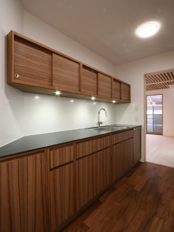 チーク材のキッチン