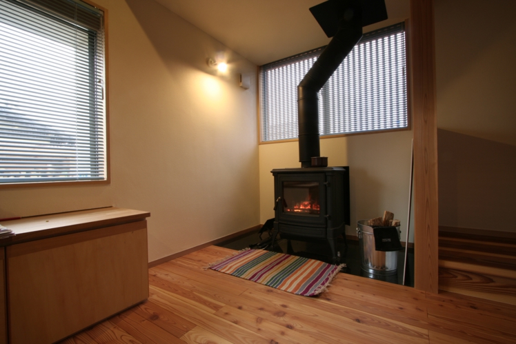 暖炉があるエコハウス室内