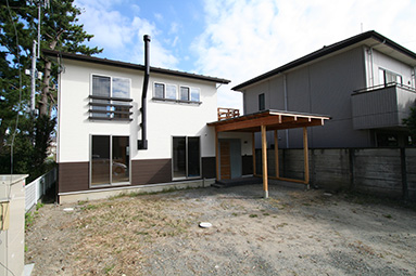 神社の隣に建つ家