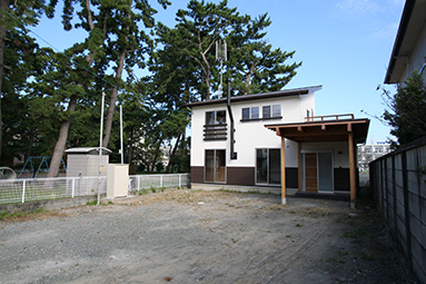 神社の隣に建つ家