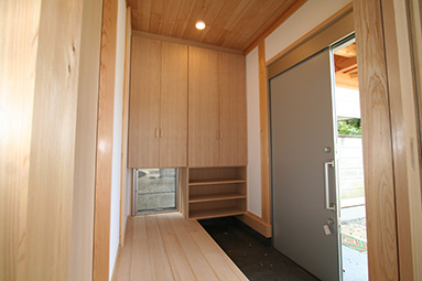 神社の隣に建つ家