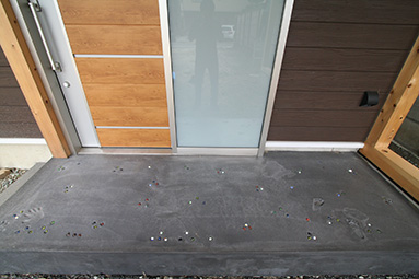 神社の隣に建つ家