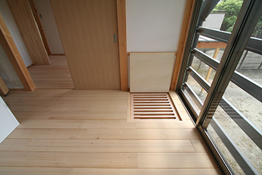 神社の隣に建つ家