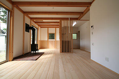 神社の隣に建つ家
