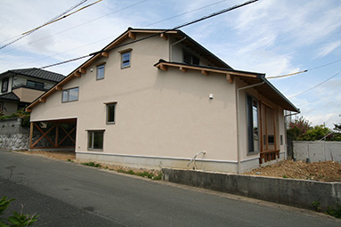 大屋根のある家